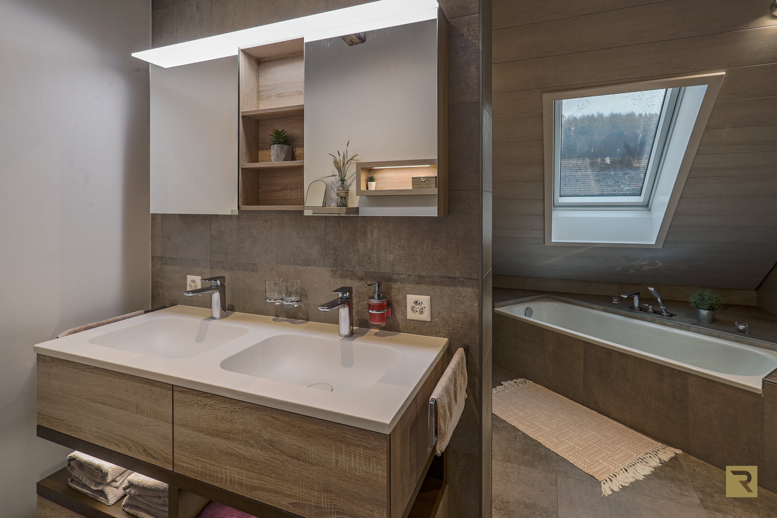 Salle de bain chaleureuse en bois