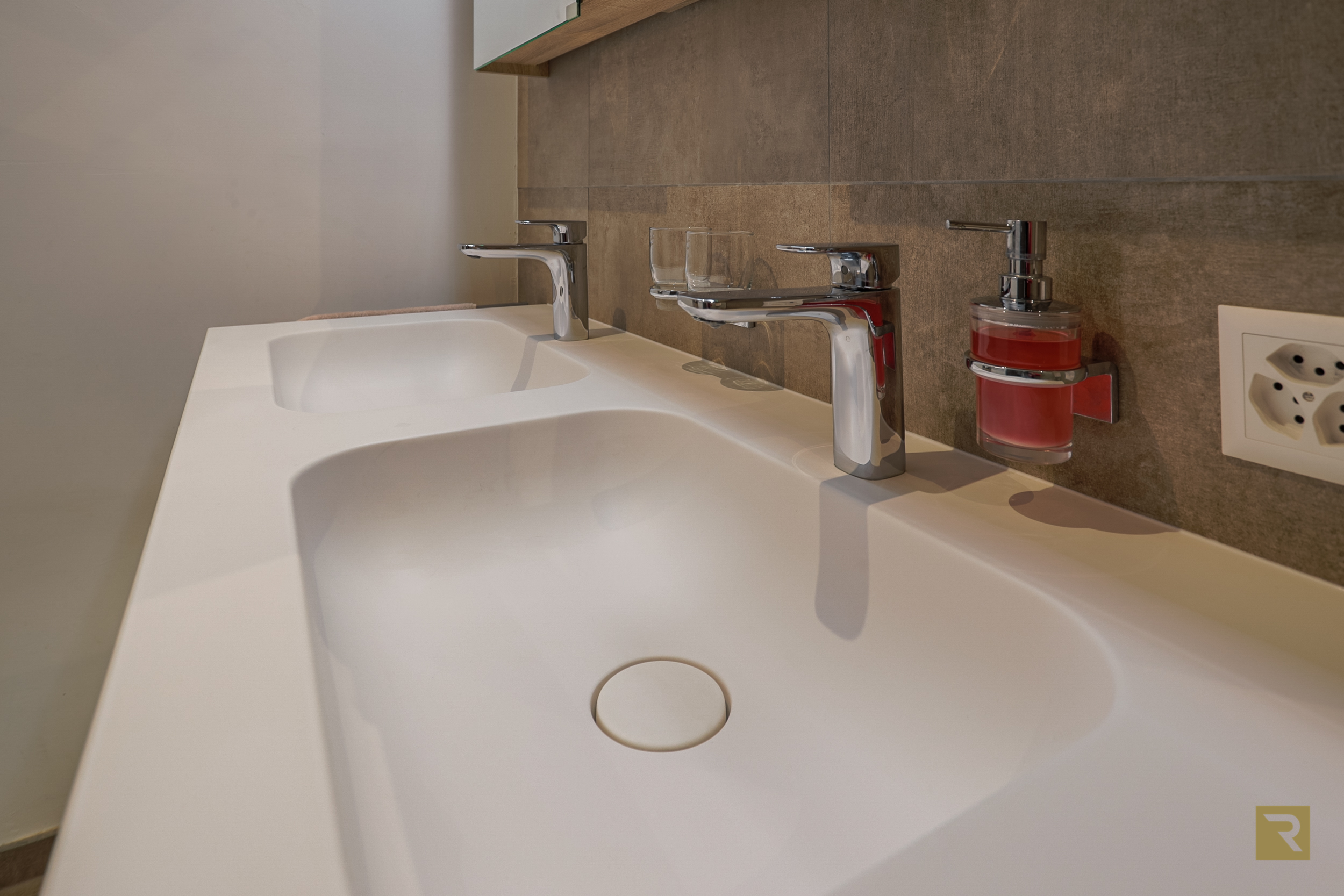 Salle de bain chaleureuse en bois