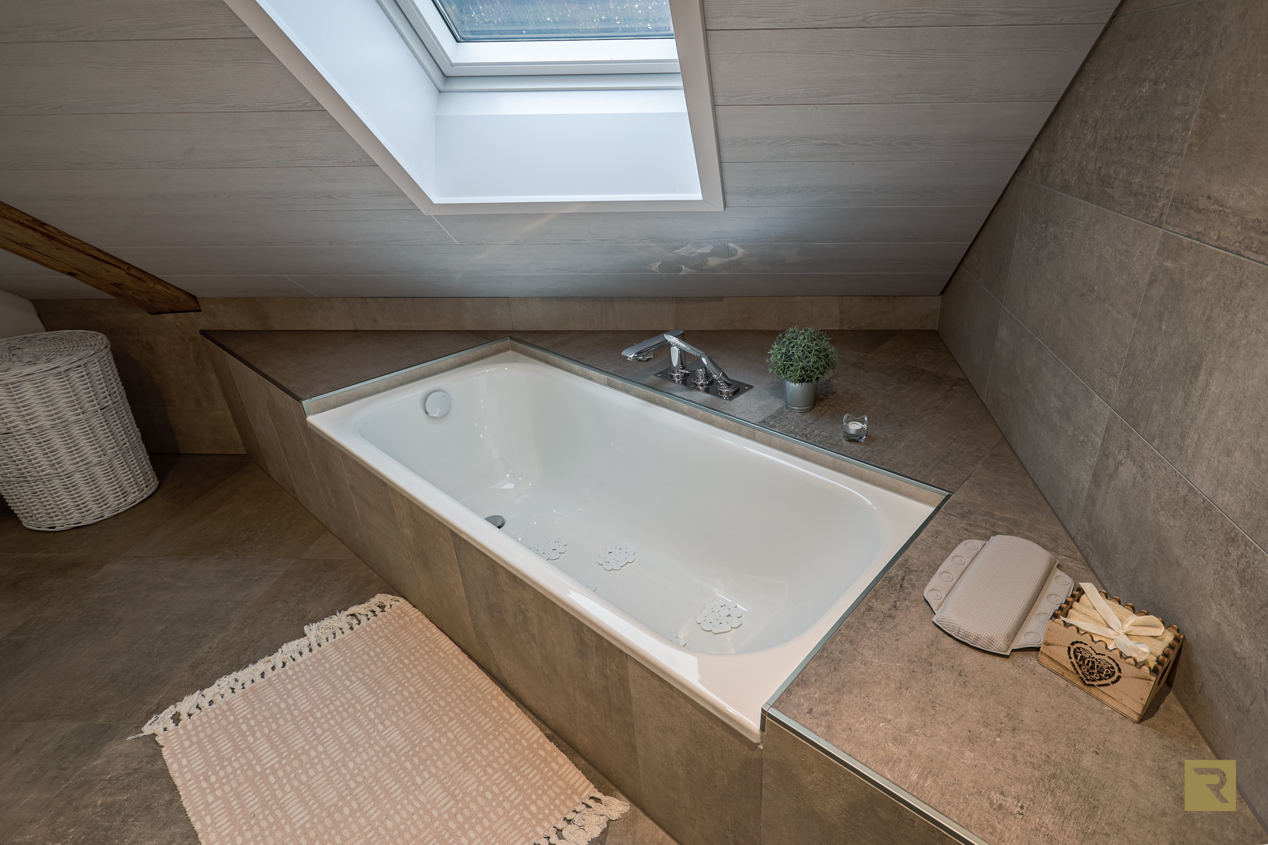 Salle de bain chaleureuse en bois