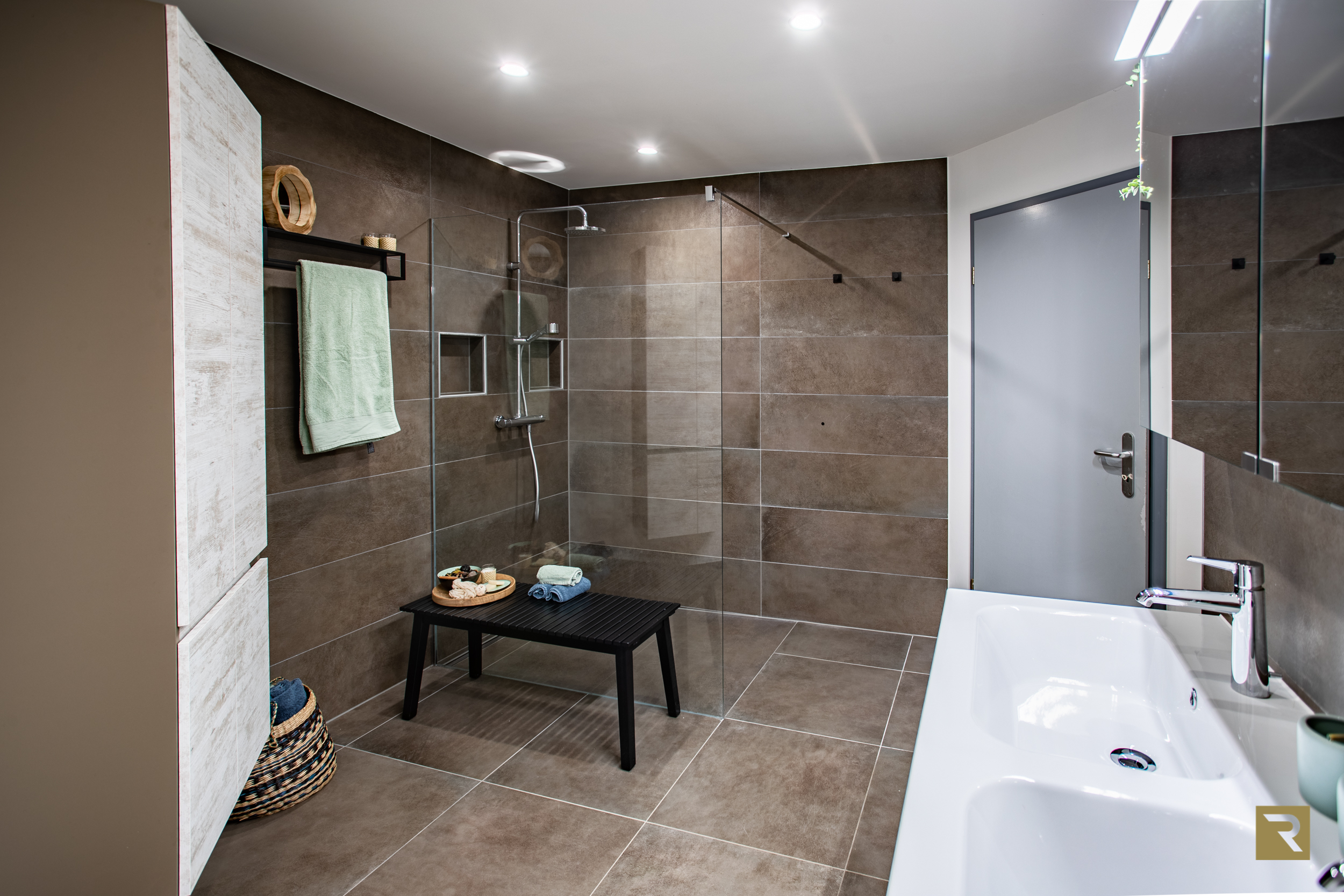 Salle de bain sobre & fonctionnelle