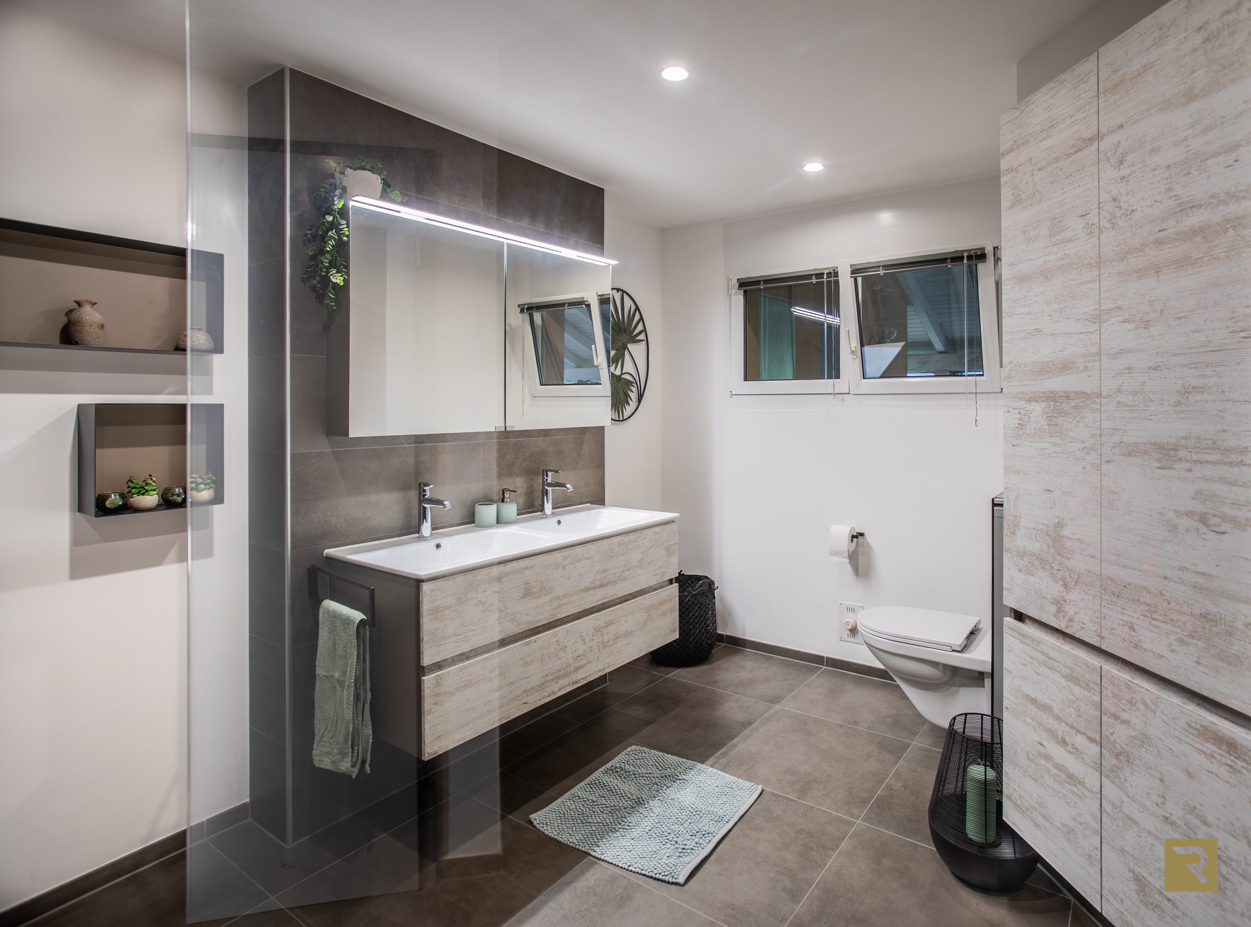 Salle de bain sobre & fonctionnelle