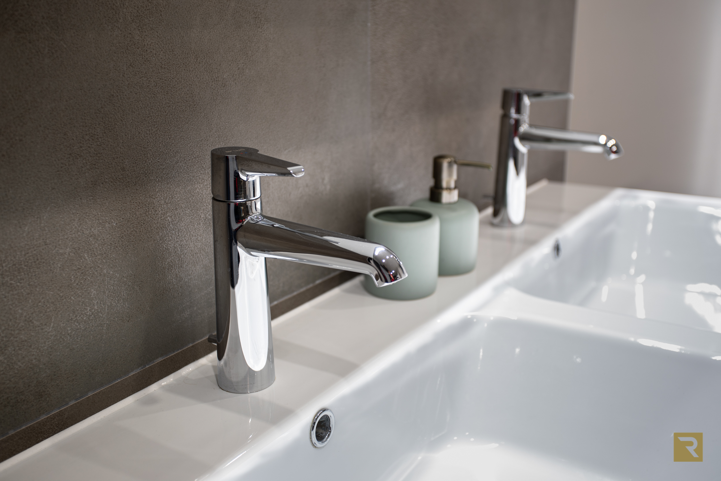 Salle de bain sobre & fonctionnelle
